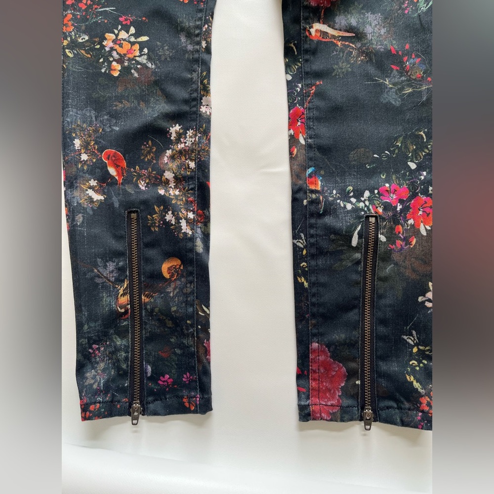 Floral Women's jeans Size Small
Excellent condition - Picture 5 of 9